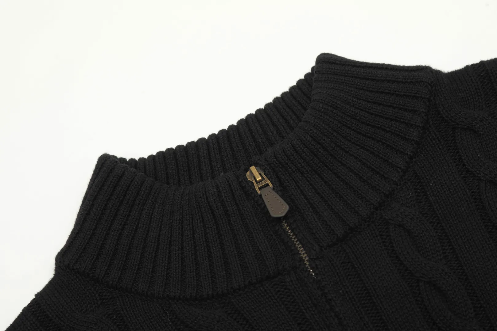 P250 Top quality" Style number: DS014# (not off the shelves all year round) [Ralph Lauren half-zip solid color pony embroidery logo twist knitted sweater] ✅Ralph Lauren half-zip classic basic versatile unisex couple pullover sweater ✅Main supplier platform live broadcast Wholesale entity Replenish when out of stock Not off the shelf ✅ZP quality 1:1 version Scan the code to enter the GF website Counter quality ✅Detailed quality The only one in Guangzhou Imported quality cotton yarn, focusing on high-end, cost-effective, good quality needless to say ✅The version is restored to the original order, the maximum size can be worn up to 200 pounds, loose, comfortable and stress-free ✅The upper body is simple and easy to match, ootd must-have style, good-looking clothes are never picky, a must-have wardrobe recommendation Size: S-XL Color: Navy blue milk white black pure white gray khaki light blue yellow pink olive green red blue label red gold label